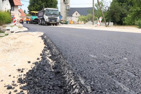ASFALTIRANJE CESTE GORENJE OTAVE 06 FOTO LJUBO VUKELIČ